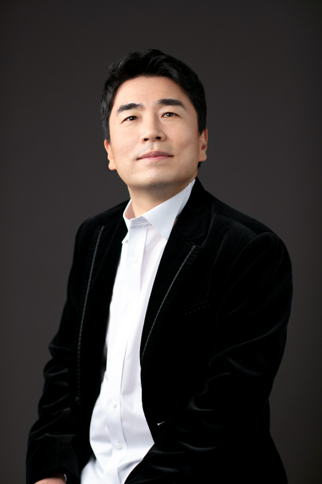 낙엽 위에 흐르는 멜로디_객원 지휘자 김철. (사진제공=세종문화회관)