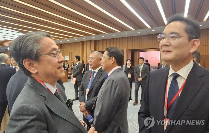이재용 삼성전자 회장(오른쪽부터), 조현준 효성그룹 회장, 정의선 현대차그룹 회장이 15일 일본 도쿄 게이단렌(經團連·일본경제단체연합회) 회관에서 열린 한미일 경제대화에 참석해 이야기를 나누고 있다.
