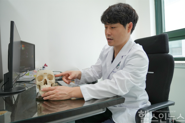 김현곤 분당제생병원 신경외과 과장이 환자에게 설명하고 있다. (사진 제공=분당제생병원)