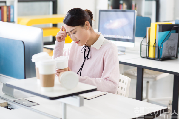 오후에 증상이 심해지는 눈꺼풀 처짐과 피로감은 중증근무력증의 신호일 수 있다. (사진 제공=클립아트코리아)