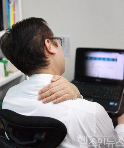 스마트폰 시대, 30~40대 척추 건강 적신호 (사진 제공=미래본병원)