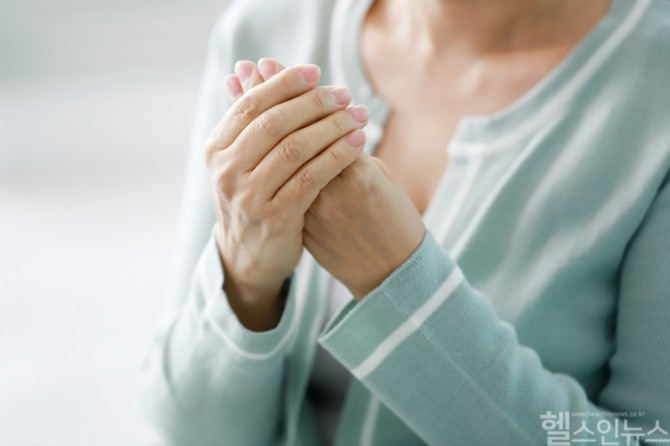 추위를 느끼지 않을 온도에서도 손발이 차가운 수족냉증은 단순 체질이 아닌 혈류 이상일 수 있다. /사진=클립아트코리아