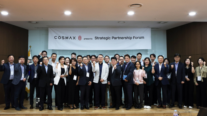 지난 9월 30일 경기도 성남시 코스맥스 사옥에서 열린 ‘2025 코스맥스 원료 협력사’ 간담회에서 최경 코스맥스 대표(왼쪽에서 여덟번째)를 비롯한 주요 참석자들이 기념사진을 찍고 있다.
