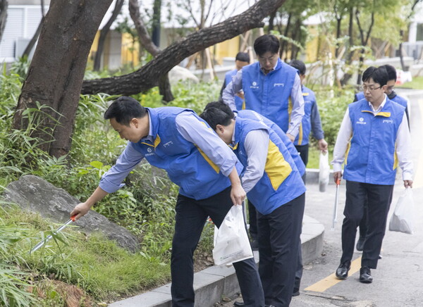 신한금융그룹이 ‘APEC 정상회의’를 맞아 지역 맞춤형 정화활동 ‘신한 클린웨이’ 캠페인을 진행했다 (신한금융그룹 제공)