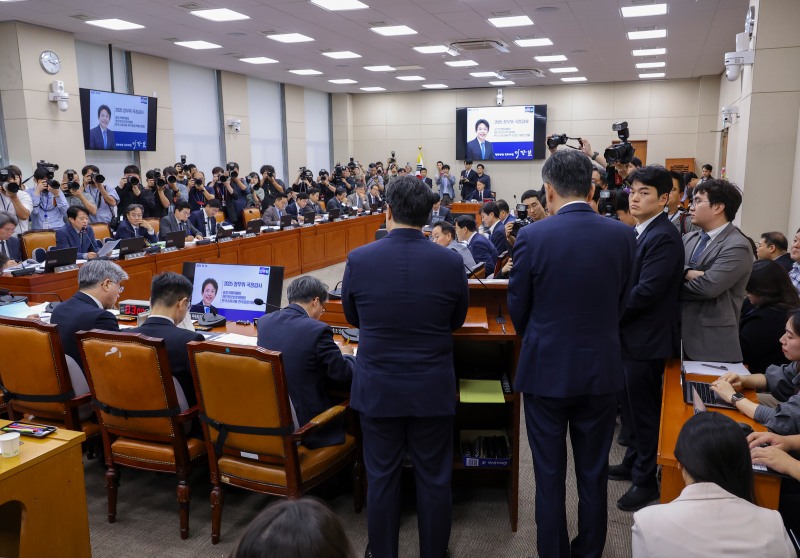 지난 14일 국회 정무위원회에서 열린 국정감사장이 취재진과 증인들로 가득 차 있다./연합뉴스