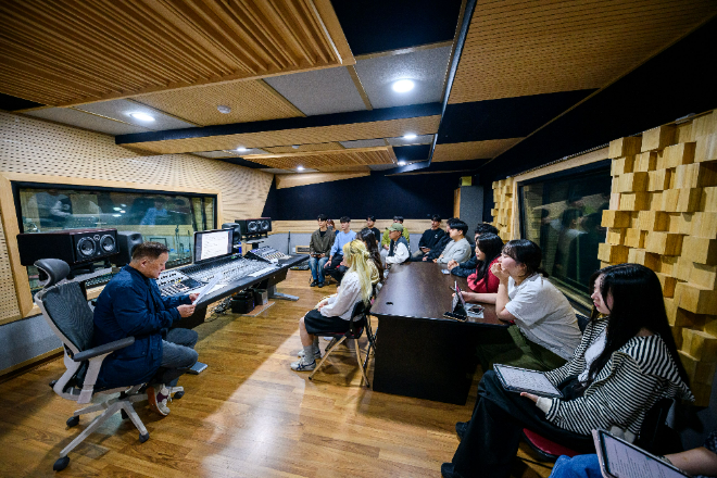 가톨릭관동대 실용음악전공 학생들이 수업하는 모습. (사진제공=가톨릭관동대)