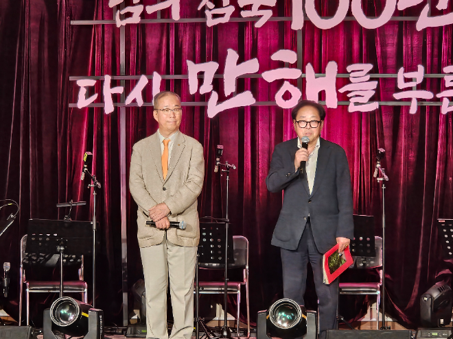 (왼쪽부터) ‘님의 침묵’ 출간 100주년 기념사업 선포식에 참석한 윤재웅 동국대 총장, 최상기 인제군수. (사진제공=동국대)