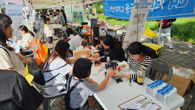 안산대 진로체험센터‘제7회 세상을 바꾸는 4·16 청소년 문화제’ 부스 운영 현장 사진. (사진제공=안산대학교)