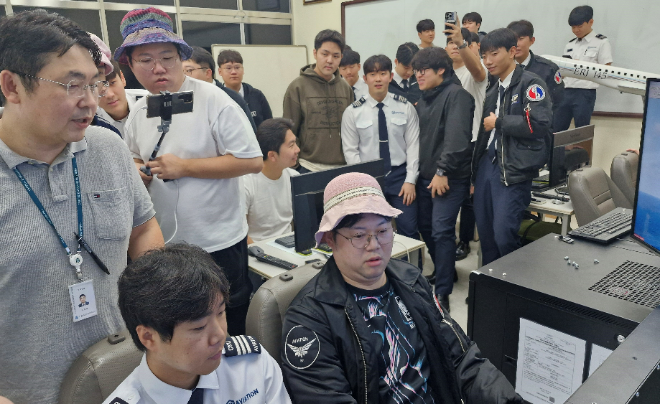 국내 대표 축구 전문 크리에이터 감스트(본명 김인직)가 가톨릭관동대 학생들과 함께 하고 있는 모습. (사진제공=가톨릭관동대)