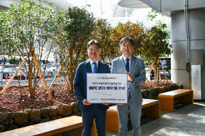 지난 15일 제주국제공항에서 유용재 삼표그룹 사회공헌단 상무(우)와 장세환 한국공항공사 제주공항장(좌)이 'UHFC 벤치 제작 및 기부' 기념촬영을 하고 있다. ⓒ 삼표그룹
