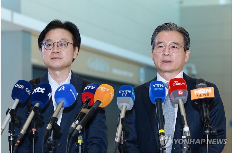 김용범 대통령실 정책실장과 김정관 산업통산자원부 장관이 미국으로 출장에 앞서 기자회견을 갖고 있다. 사진=연합뉴스