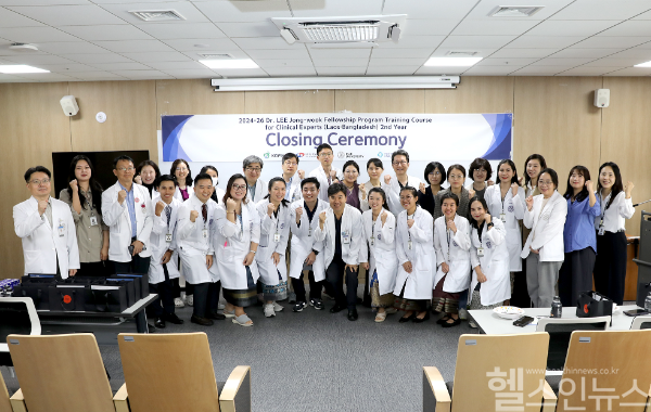 일산백병원은 5개월간의 연수교육을 마친 라오스 의사 및 간호사 10명을 대상으로 '이종욱펠로우십 프로그램 임상과정 수료식'을 개최했다. (사진 제공=일산백병원)
