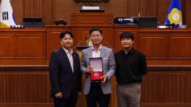 사진=왼쪽부터 세이브더칠드런 김동관 서부지역본부장, 나주시의회 최정기 의원, 세이브더칠드런 채종민 광주아동권리센터장