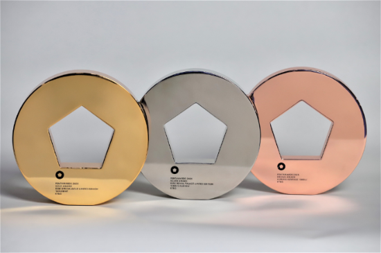 KT&G가 지난 4일 암스테르담에서 열린 ‘2025 펜타워즈(PENTAWARDS)’에서 수상한 골드·실버·브론즈 트로피 사진 이미지 ⓒ KT&G