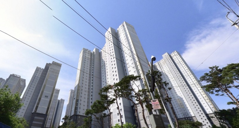 경기도 용인시 처인구 삼가2지구의 ‘힐스테이트 용인포레’ 사태가 오는 23일 주택도시보증공사(HUG) 국정감사를 앞두고 다시 정치·사회적 논란의 중심에 섰다.