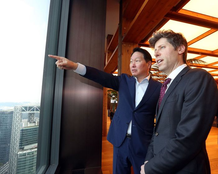 최태원 회장과 샘 올트먼 오픈AI(OpenAI) CEO 등 양사 경영진들이 1일 서울 종로구 SK서린빌딩에서 만나 메모리 공급 의향서(Memory Supply LOI)와 서남권 AI DC 협력에 관한 양해각서(MOU)를 체결했다. ⓒSK