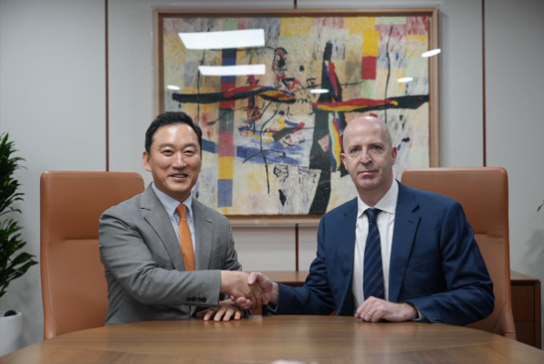 김성환 한국투자증권 대표(왼쪽)와 댄 왓킨스(Dan Watkins) JP모간 아시아태평양 CEO가 전략적 비즈니스 협력 방안을 논의한 뒤 기념 촬영을 하고 있다. ⓒ한국투자증권