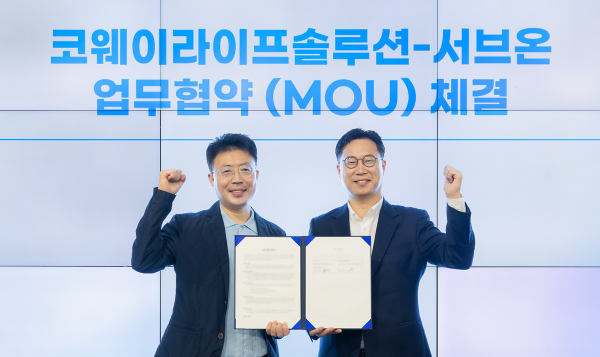 김명곤 코웨이라이프솔루션 대표이사(왼쪽)와 홍영준 서브온 대표이사