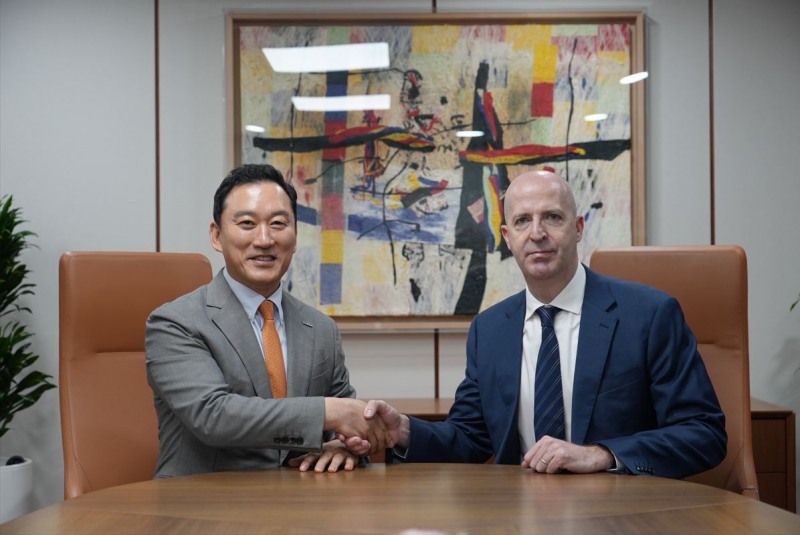 김성환 한국투자증권 사장(왼쪽)과 댄 왓킨스(Dan Watkins) JP모간 아시아태평양 최고경영자(CEO)가 16일 서울 여의도 한국투자증권 본사에서 만나 전략적 비즈니스 협력방안을 논의한 뒤 기념촬영을 하고 있다./한국투자증권