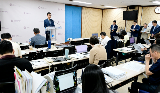 윤백진 시민안전본부장이 16일 시청 브리핑룸에서 시민안전본부 소관 현안과 관련해 기자브리핑을 하고 있다