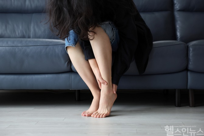 딱딱한 신발이나 과도한 활동으로 발뒤꿈치 통증을 호소하는 젊은 여성들이 늘고 있다. 단순한 피로로 넘기지 말고 족저근막염 조기 관리로 예방해야 한다. /사진=클립아트코리아