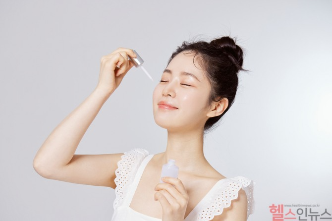겉은 번들거리지만 속은 건조한 수분 부족형 지성 피부, 균형 잡힌 보습 관리가 핵심이다. /사진=클립아트코리아