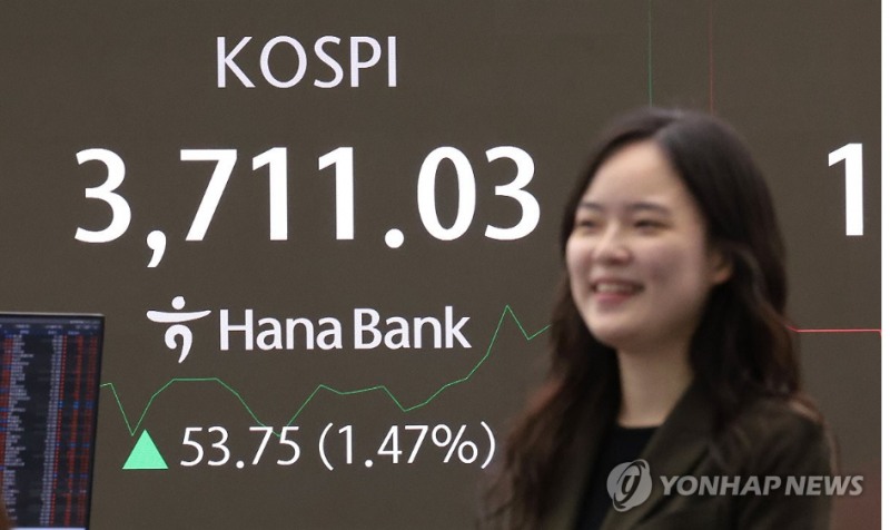 코스피지수가 16일 외인과 기관의 끝없는 매수 행령에 힘입어 '전문미답'의 3700선도 돌파했다. 사진=연합뉴스