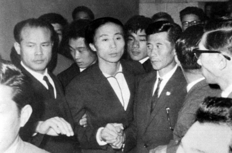 1964년 도쿄 올림픽 직전 하네다 공항에서 눈물로 아버지를 상봉한 북한 육상의 전설적 선수 신금단(가운데)