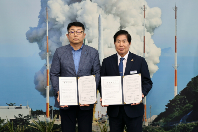 소병환 한국전기안전공사 전남동부지사장(왼쪽)과 공영민 고흥군수(오른쪽)가 기념 사진을 찍고 있다. ⓒ 고흥군