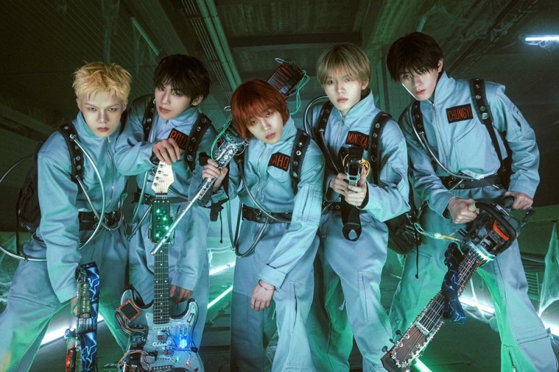 AM8IC(엠빅), 선공개곡 ‘Buzzin'’ 완전체 비주얼 공개…유니크 악동 에너지