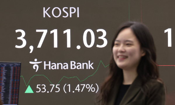 16일 서울 중구 하나은행 딜링룸 현황판에 코스피 지수 등이 표시되고 있다.