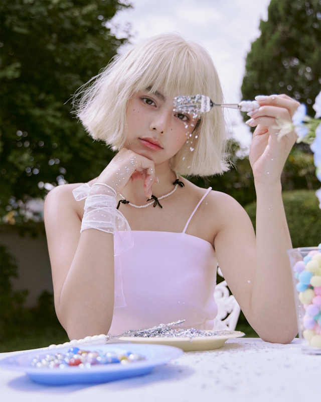 아이사, 데뷔 싱글 ‘Skate to Stage’ 두 번째 콘셉트 포토 공개…‘로즈 핑크’로 피어나는 무대의 온기