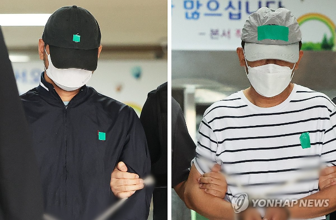 KT 무단 소액 결제 사건 피의자 중국인 A씨(왼쪽)와 B씨가 지난달 25일 경기 수원시 영통구 수원영통경찰서 유치장에서 검찰로 송치되고 있다. ⓒ연합뉴스