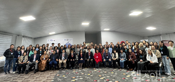 서울성모병원 직업환경의학센터와 몽골 의료진, 국제 전문가가 함께한 COPD 국제 컨퍼런스 단체 촬영 (사진 제공=서울성모병원)