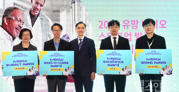 2025 유망 바이오 스타트업 발굴 공모전 수상자 및 관계자들이 기념촬영을 하고 있다. (왼쪽부터) 아테온바이오, 니오테스바이오, 김용석 한국 머크 라이프사이언스 프로세스 솔루션 비즈니스 대표, 셀리드, 상트네어바이오사이언스. (사진 제공=한국 머크 라이프사이언스)
