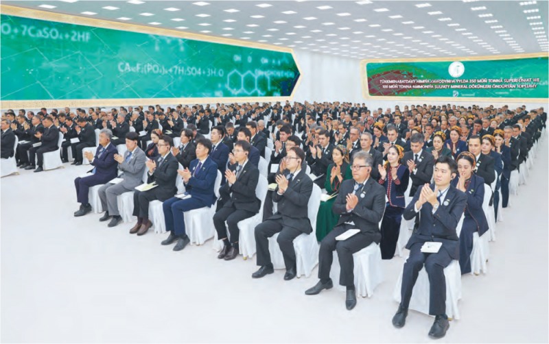 정원주 회장 및 임직원들이 투르크메니스탄 미네랄 비료 플랜트 기공식에 참석하고 있다./대우건설