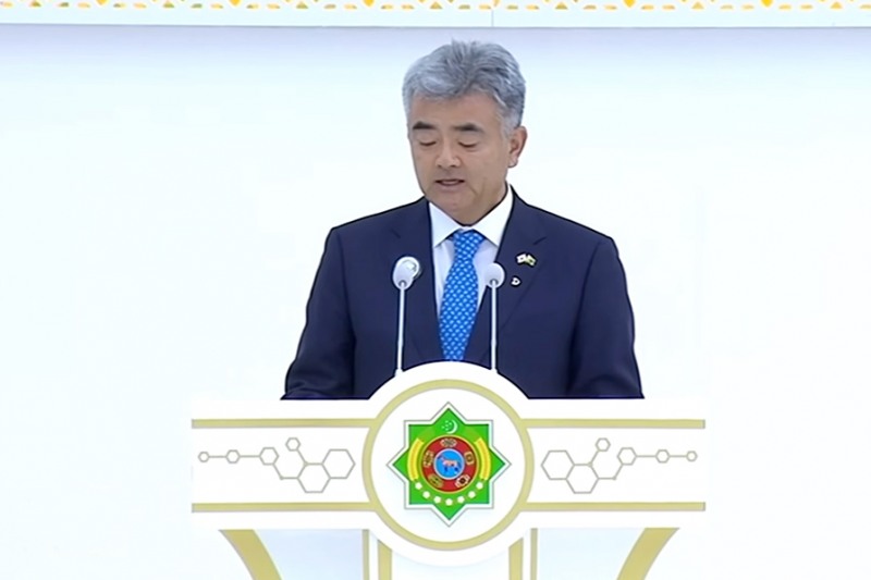 정원주 회장이 투르크메니스탄 미네랄 플랜트 기공식에서 축사를 하고 있다./대우건설