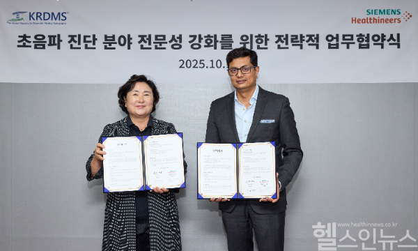 (좌) 이선애 KRDMS(주)한국의료초음파연수원 대표, (우) 사우랍 파가리아(Sourabh Pagaria) 지멘스 헬시니어스 초음파 사업부 글로벌 총괄 (사진 제공=지멘스 헬시니어스)