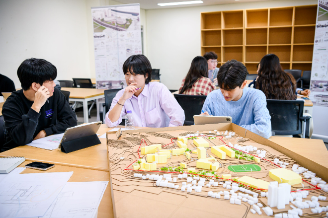 가톨릭관동대 트리니티융합대학 건축학전공 학생들이 수업하는 모습. (사진제공=가톨릭관동대)