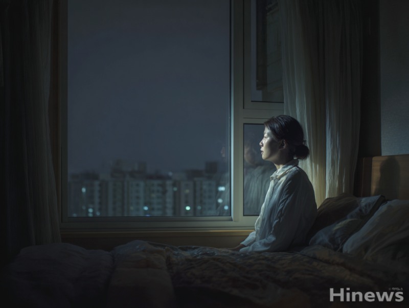 성인은 하루 7~9시간의 수면이 필요하지만, 3주 이상 6시간 이하로 자는 상태가 이어지면‘만성 수면 부족'으로 분류된다. 이때 피로감, 집중력 저하, 면역력 약화 등이 함께 나타난다. (이미지 디자인 =GDH AI Design Team)