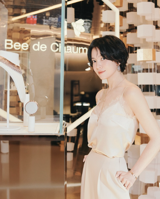 프랑스 하이 주얼러 쇼메(CHAUMET)의 브랜드 앰버서더 송혜교가 롯데 잠실 에비뉴엘에서 열린 ‘비 드 쇼메(Bee de Chaumet)’ 팝업 스토어에 참석해 품격 있는 주얼리 스타일을 선보였다.