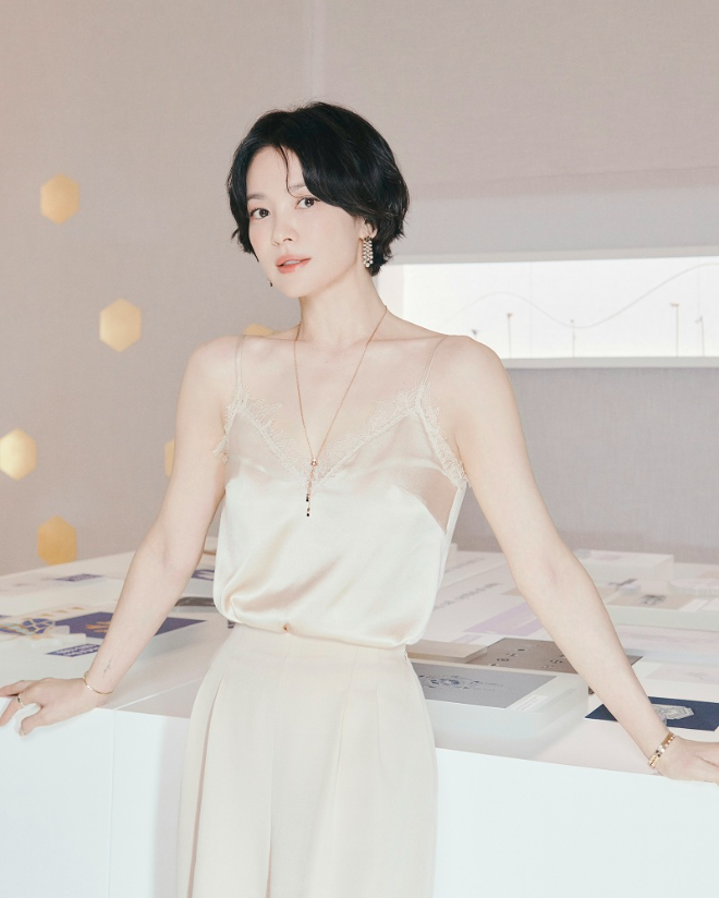 프랑스 하이 주얼러 쇼메(CHAUMET)의 브랜드 앰버서더 송혜교가 롯데 잠실 에비뉴엘에서 열린 ‘비 드 쇼메(Bee de Chaumet)’ 팝업 스토어에 참석해 품격 있는 주얼리 스타일을 선보였다.