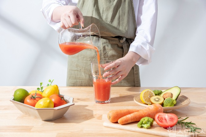 패스트푸드나 기름진 음식은 체내 독소를 쌓이게 하고, 신선한 과일과 채소는 해독을 돕는다. 식습관 관리가 곧 건강 관리다. /사진=클립아트코리아