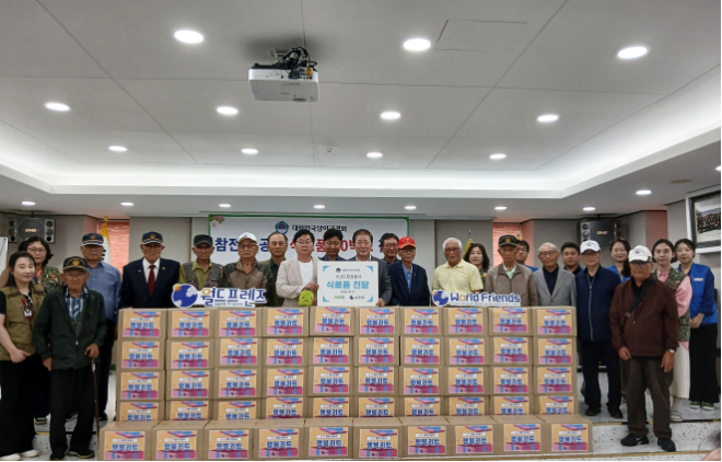 (사)월드프렌즈(대표 김성용)는 17일 대한민국상이군경회 제주특별자치도지부(지부장 배문화)를 방문해 식료품 세트로 구성된 행복 키트 50박스를 전달했다. ⓒ월드프렌즈