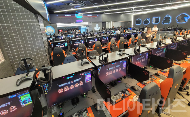 '메이플스토리' IP 테마 상설 PC방 '메이플 아지트' 내부. 촬영: 마니아타임즈 이동근 기자