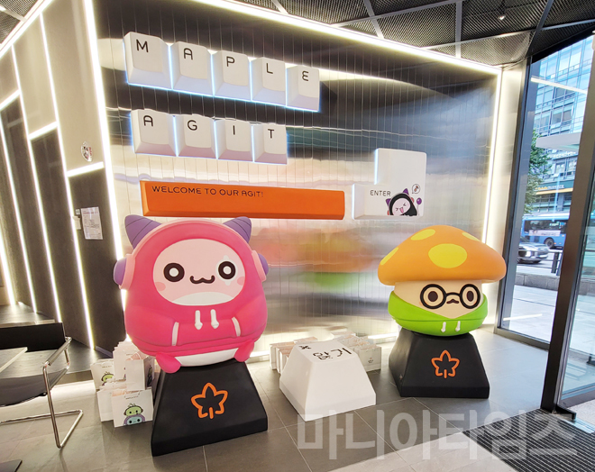 '메이플스토리' IP 테마 상설 PC방 '메이플 아지트' 입구 포토존. 촬영: 마니아타임즈 이동근 기자
