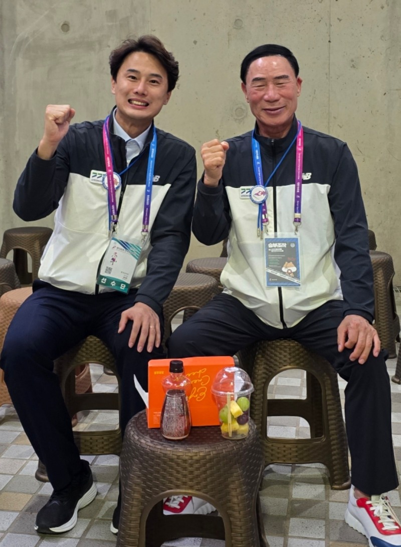 개막전 경기도체육회 이원성 회장(우)과 경기도 문화체육관광위원회 황대호 위원장(좌)의 4연패 승리다짐 한컷(오경희 기자)