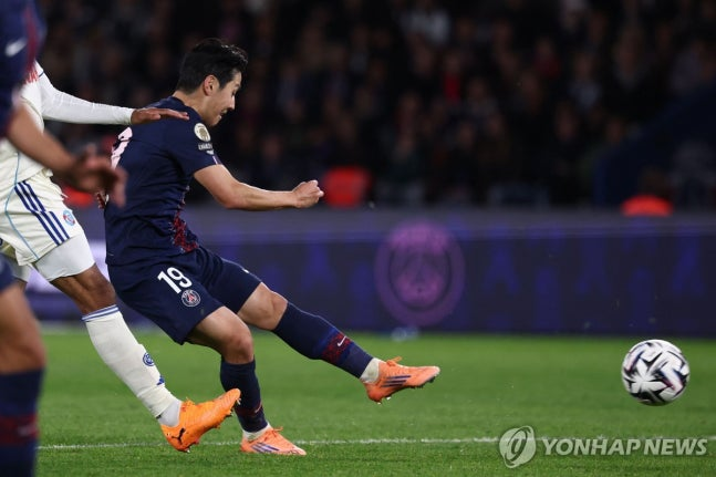 슈팅하는 PSG 이강인. / 사진=연합뉴스