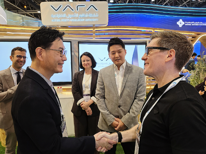 (왼쪽부터) 아랍에미리트(UAE) 두바이 세계무역센터에서 진행된 「GITEX Global 2025」에서 이창권 KB금융지주 디지털·IT부문장과 Matthew White VARA CEO가 악수하고 있다.