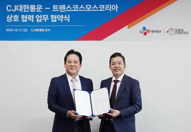 장영호 CJ대한통운 IFS본부장(왼쪽)과 타니 히로유키 TCK 대표가 업무협약 체결 후 기념촬영을 하고 있다.